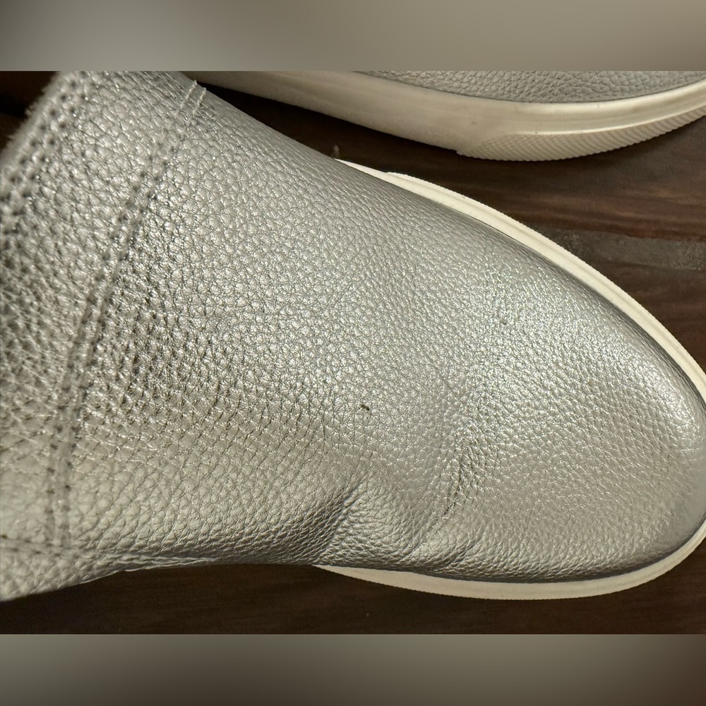 Blondo Giavana Silver Waterproof Shoes - Picture 8 of 11